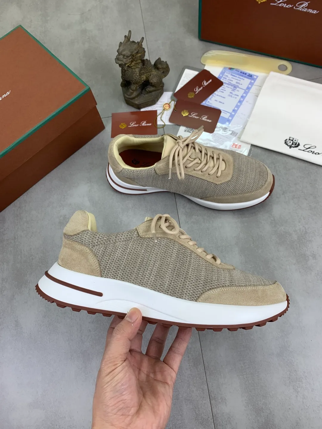 Men's men's shoes 💰P440 New model 💰 The latest casual shoes Loro Piana 💯 Top grade 💯 Buy the original copy 💯 Founded the existing Loro Piana company on April 24, 1924. It is now the sixth generation of family business, providing top quality products to customers who are discerning about taste and quality. Imported original fly woven fabric with cowhide fabric, plain calfskin lining. Hand-sewn thread with cowhide feet. Original packaging. High-end outsole. Size: 38-44 (customized for 45 and 46). 5️⃣ colors available.